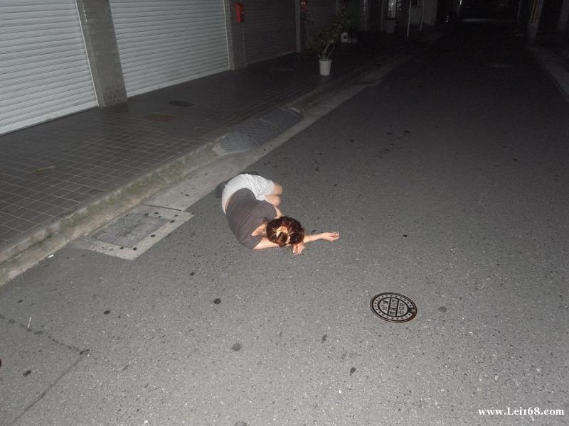 实拍:醉卧街头的日本姑娘,压力下的尽情放纵(组图)