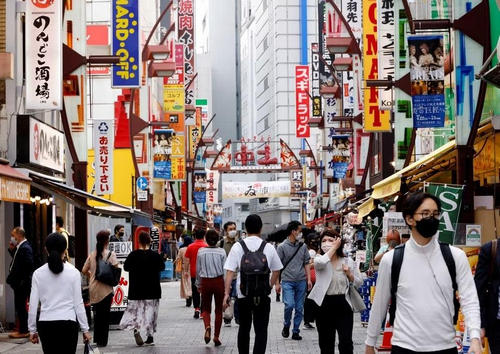 近一半日本男人“一生无子”，未来的日本靠“外国人”支撑