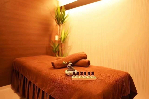 保底40万～60万 正规按摩美容店急招女按摩师