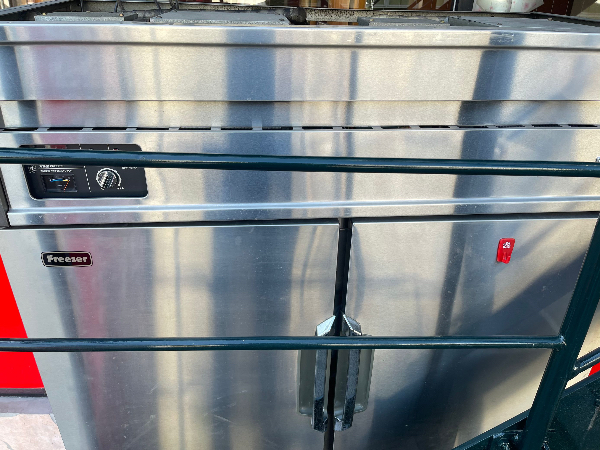 群马县高崎市便宜出售业务用四开门立式冰柜